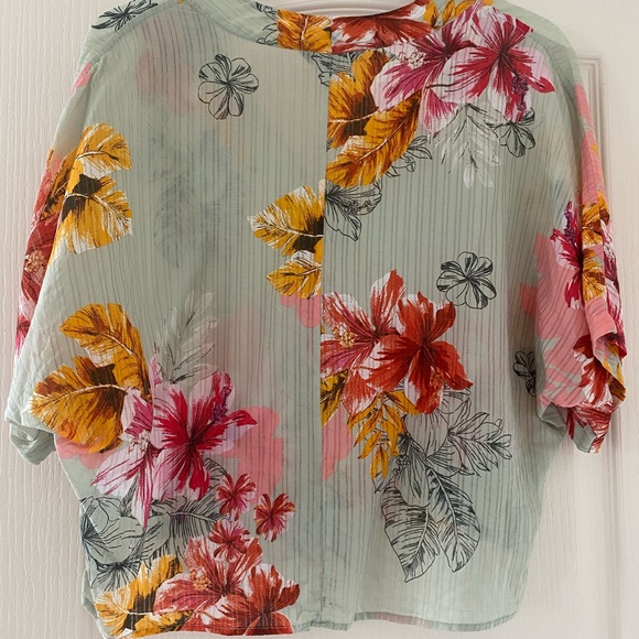 Hawaiian summer top - Picture 2 of 3